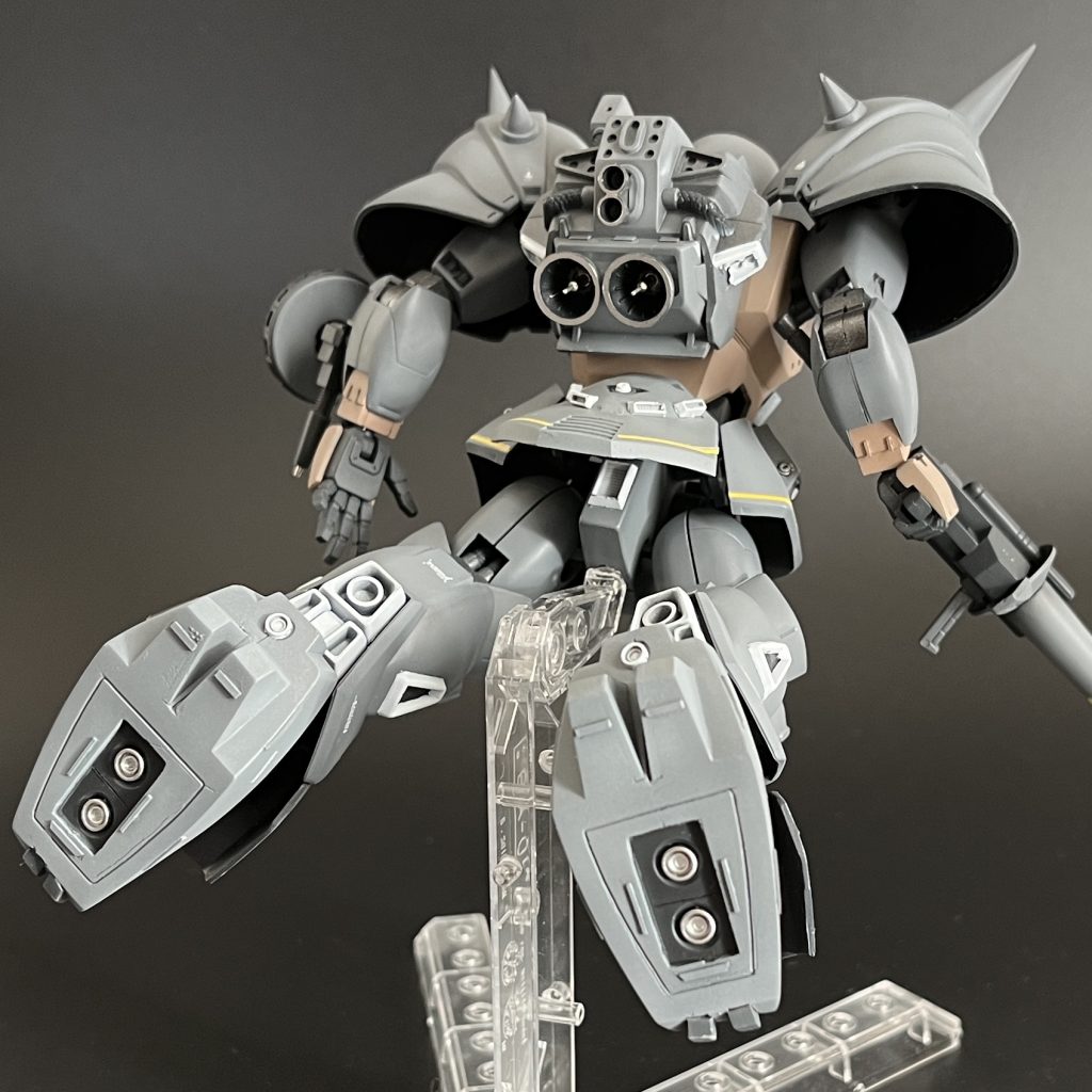 最も注力したのが足。特に足の裏は当時基準でツルペタ状態。分割線もど真ん中を通る造りでしたので、手順を考えながら丁寧に作り込みました。モウヤリタクナイヨ…個人的にはリアスカートをボールジョイントで大きく跳ね上げるようにできたところと、そこから除くスラスターがお気に入りです^^スラスター類の多さから、推進力が高いMSなんでしょうね。バーニアの中心にICソケットを設置しディテールアップしました。