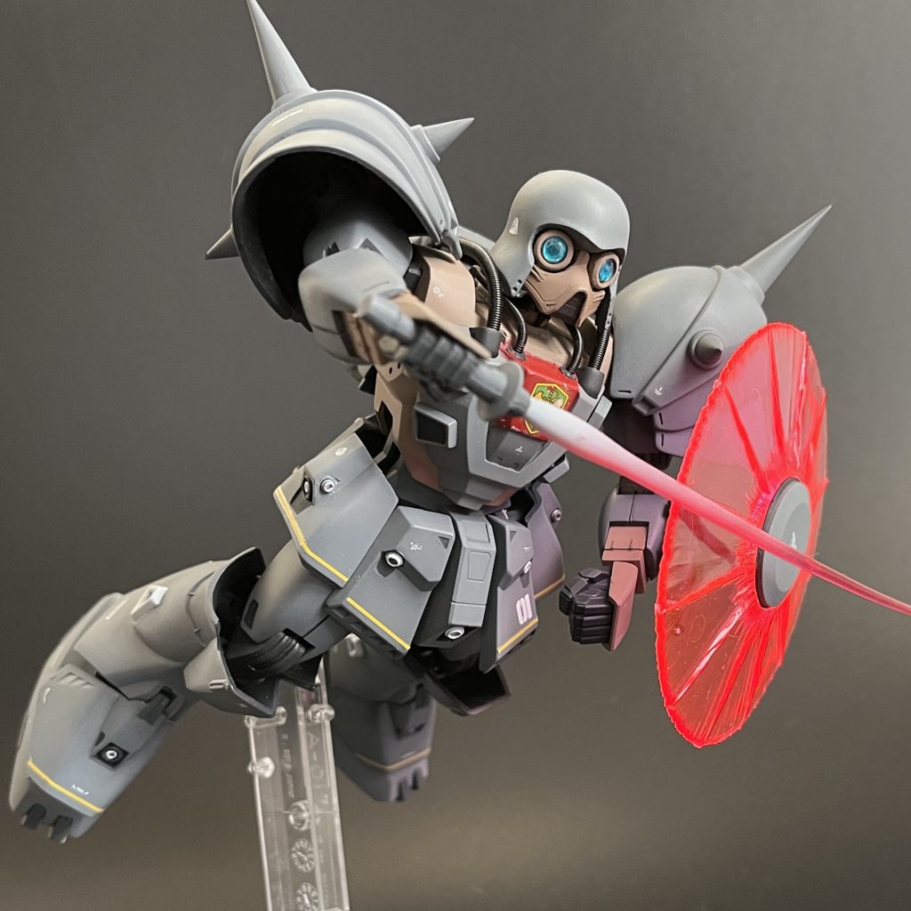 ビームシールドを構えて。基部を伸縮・角度付けできるようにしたので本体と干渉することがなくなりました。また、ビームサーベルも刃をクリアパーツ化しました。