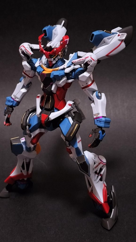ガンダムマーカーを駆使して、部分塗装はかなりこだわった模様。AOZのマニキュアが好きなので、爪は赤く塗っていました。また、ところどころにメタリックピンクパープルでアクセント。シャイン・シルバーのキラリを効果的に活用してRG的密度感をめざしたようです。