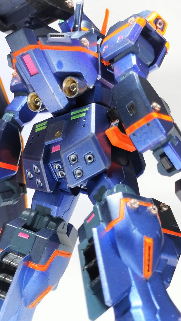 7.        ところがぎっちょん、大変でした。ガンマカエアブラシで塗装するのに基本毎回マスキングせねばならず、マスキングテープ一本使い切るか?という勢い。アーティファクト以上に大変・・・・。
