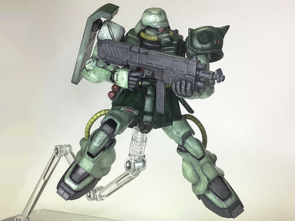 90mmマシンガンを構えて。バズーカなどの他のジオン系の武器も家にあればよかったのですが、見当たらず断念。