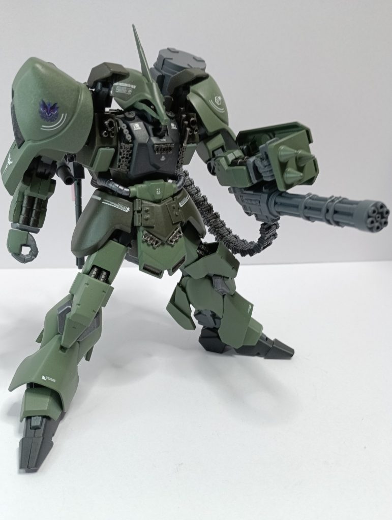 元々ミサイルポッドだった個所は開閉出来るようにして、マクロスのデストロイドのように砲塔を内蔵しています。