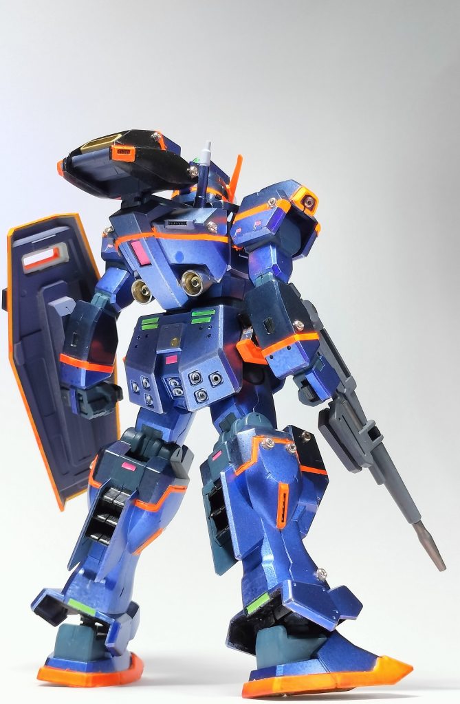 9.        蛍光オレンジがガンダムマーカーにはないので、アクリル蛍光オレンジをエアブラシで吹きたかったのですがうまくいかず、エアブラシ塗装用にマスキングしたものを筆によるドライブラシで5回重ね塗りせざるを得ず、それがマジで大変でした。