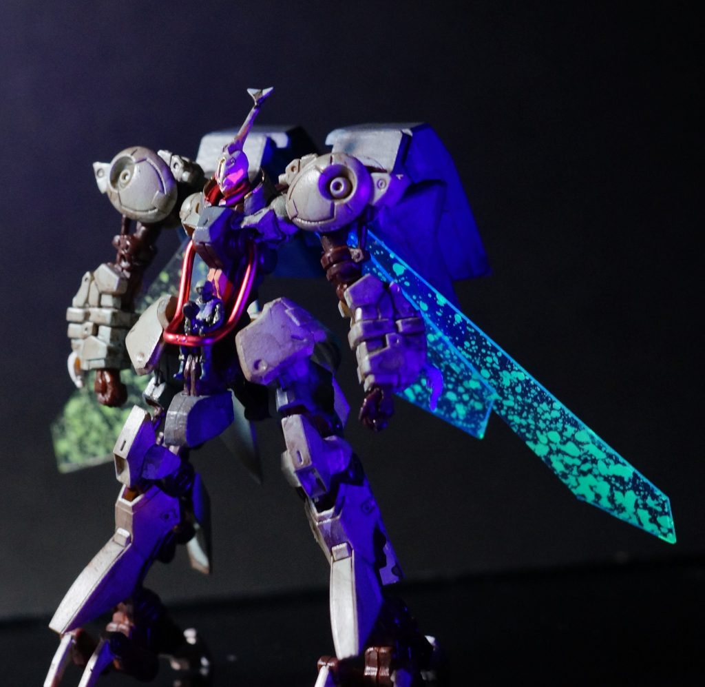 9.        ほんとはハッチオープンをしてみたくてジオラマ人間にパイロットになってもらったんですが・・・。