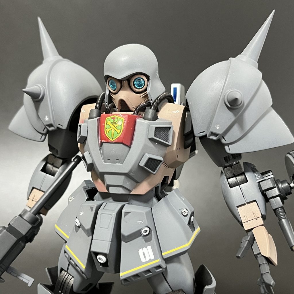 ハイブリッドデュアルセンサー。本MSの最大の特徴。ここは塗り分けも考慮して別パーツ化。「ビルダーズパーツ MSサイトレンズ01」を基部に「Hアイズ」にラピーテープを貼って対応しました。非常によく光を反射してくれています。また、胸部から出る4本のケーブルも、ウェーブ製「Aスプリング」の1.5mm、2.0mmに置換しています。