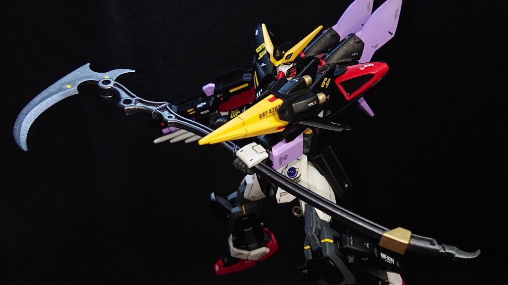 今回のお気に入りポイントは“パーツの移植”と“機体カラー”ですブリッツらしさを強く出すために各所にブリッツのパーツを散りばめているのですが、肩パーツは以前投稿したバスターストライクの時と同じ手法で詰め物をしてストライクの肩のサイズに合うようにしています💡この手法はかなり気に入っていて、今後SEEDキットをEGストライクにミキシングするときは多用すると思われますｗ脚部のブリッツ要素が少なかったので脹脛の横に3mmの穴を開けてブリッツのサイドスカートをスラスターとして付けています穴を1つ開けるだけで色々な武装を付けられるのでこの手法も多用していますｗ特に気に入っているのはやっぱりバックパックですね💡強襲・遊撃機の要のパーツと言うこともありますし、一番移植に頭を悩ませたってことも思い入れが強くなる要因なのですが、実はここまでパーツを切り刻んだのも初めてでして💦かなりビビりながら切ったのが一番忘れられないポイントなのかもしれませんｗ個人的には少しブリッツ感が足りないような気もしていたのですが、あまりゴテゴテと盛っても良い結果を生まないような気もしたので、後は塗装でブリッツに近づけることにしましたｗ基本のブリッツカラーに忠実にそれでいて少しだけオリジナリティを入れながらブリッツのようなストライクとして上手く仕上げることが出来たと思っています✨これで初期GAT-Xシリーズはすべてストライクとミキシングが出来たことになります💡そのうち4機を並べて投稿してみるのも面白いかもしれませんねｗでは、最後までご覧いただきありがとうございました