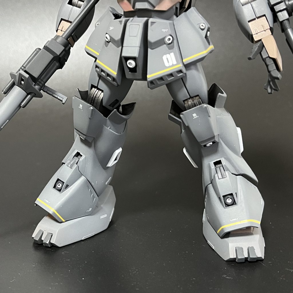 下半身。なぜか作り開始当初から、黄色ラインを入れてみたいな〜と思っていました。ちょっとうろ覚えですが、グレー地にイエローラインは昔持ってたゾイドでそんなモノがあったのかもしれない^^;でも案外悪くない、気に入ってます。