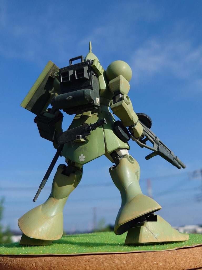 後部スカートにコンバット・ナイフ、ランドセルにスモーク・ディスチャージャー、左腕にミサイル・ランチャー。