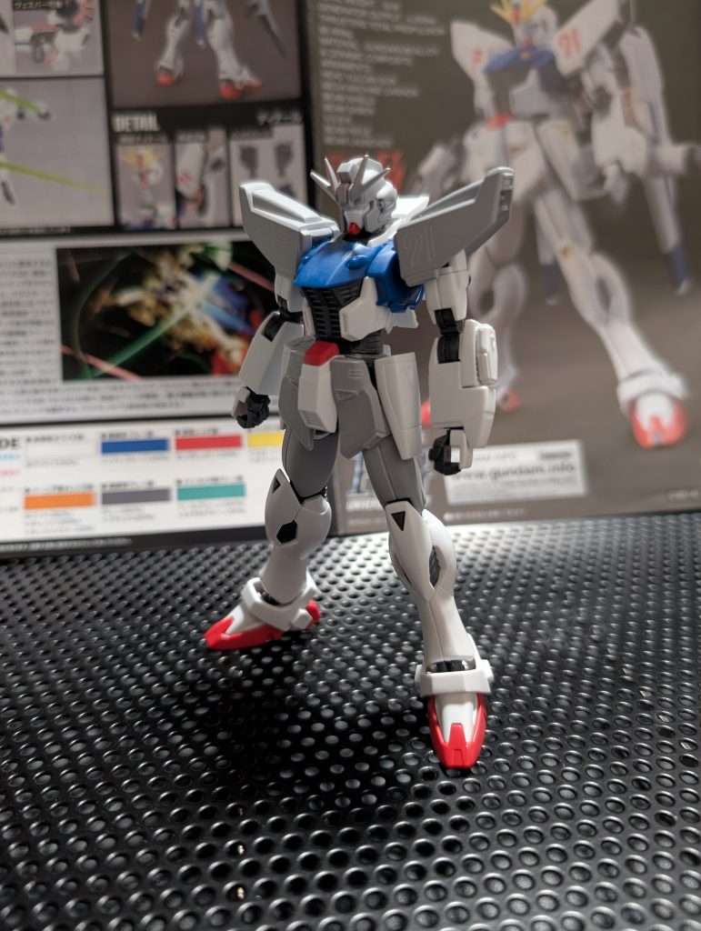 塗装前。サフしてる部分が今回手を加えたところです。掲載数の都合上割愛しましたが、フロント・サイド・リアの各アーマー内に裏打ちをしてあります。初めてプラ版で作ってみましたけど、パテよりは効率がいいかもw今回は以上になります!しかしながら、自分の1番好きなMSを今回作ってみましたが、過去1丁寧に作ったつもりが終わってみると結構粗が多くて、改めて自分の未熟さを実感しました…。F91には大変申し訳ないことをした…💦しかし、こういう経験も技能を向上させるうえではとても大事なことだと思っています。プロの方にはまだまだ遠く及びませんが、いつかほんの少しでも近付けたらと日々研鑽しています!あくまで趣味の範囲ですが…!😖新年早々、良い気付きを与えてくれたF91でした!皆様にとっても今年1年良い年でありますように!🌅ここまでご覧下さりありがとうございました!👋