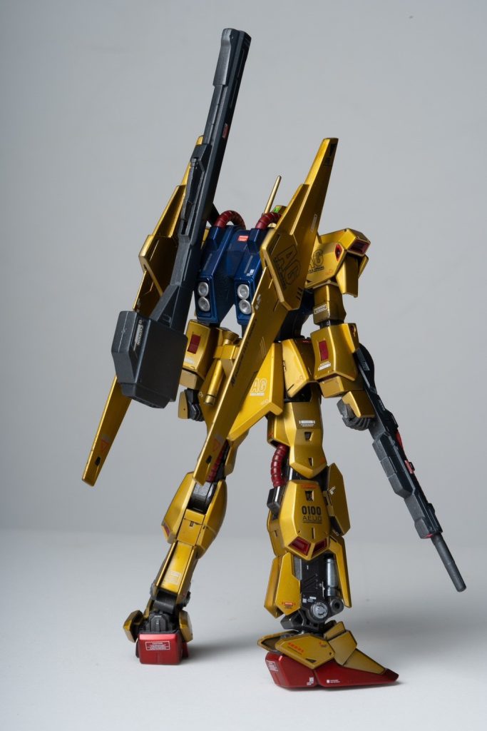 特にリヤビューはさらにスマートな印象でフレーム剥き出しの脚部がさらにスマートさを強調します。中のシリンダーはメタルカラーでメカ感を程よく主張します。 