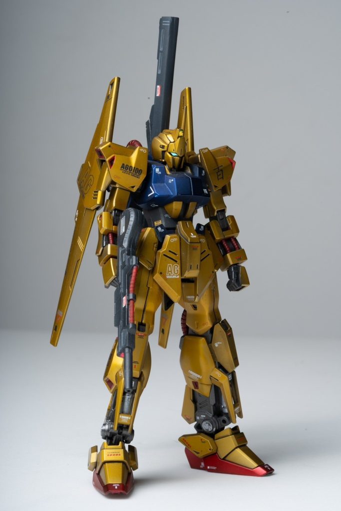 キット自体は特にいじらずに塗装のみに注力を注いだ感じですがゴールドのトーン含め少し暗めにしたことであまり派手さはないしっとりとした感じになりました。特にリヴァイブ版は異質なくらいスマートな印象なので他のキットと並べるとなんとなく浮いてる感じがw