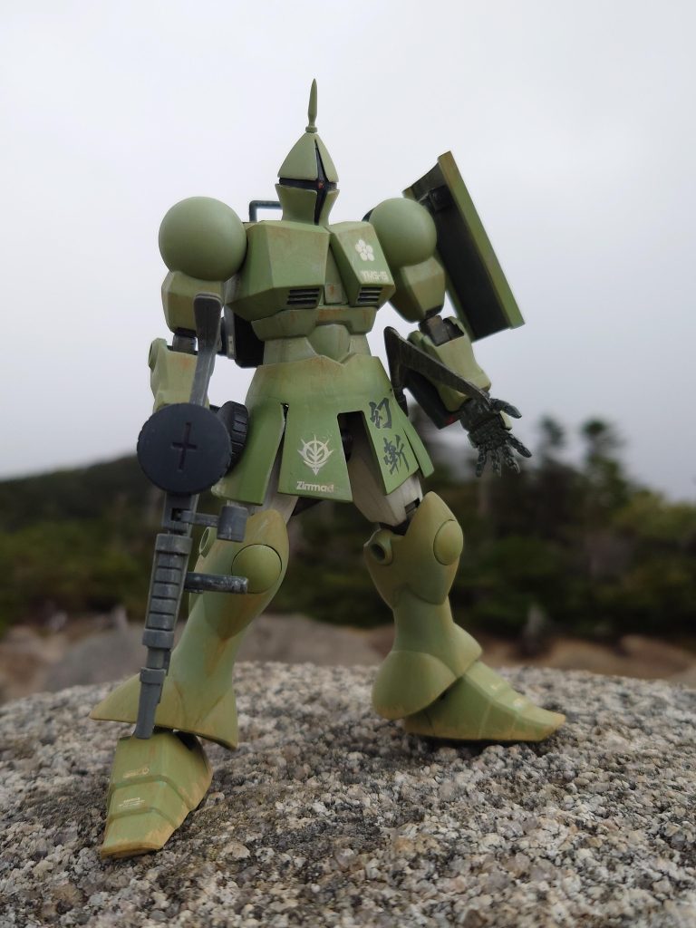 陸戦型っぽく装備はザク・マシンガン（グレネードランチャー付き）。左肩部にシールド装備。左腰部にヒート・アックス。