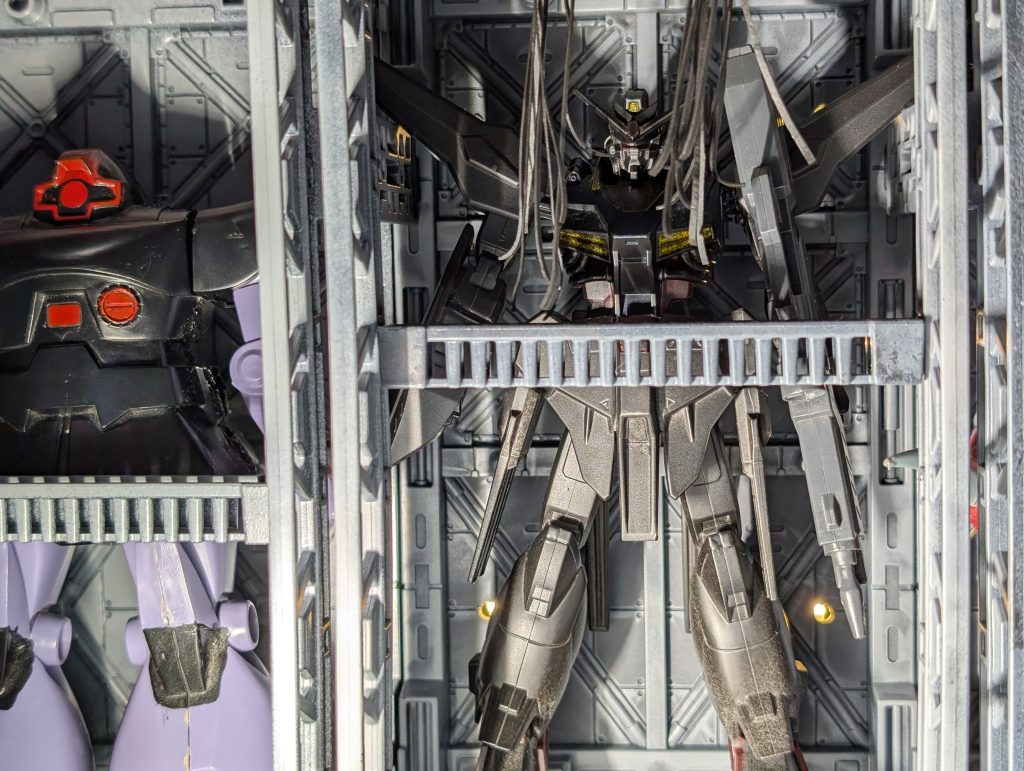 天井からの垂れ下がりは、娘のヘアゴムを切って、ハンダコテで接着。整備中の配線？コード？をイメージしました。