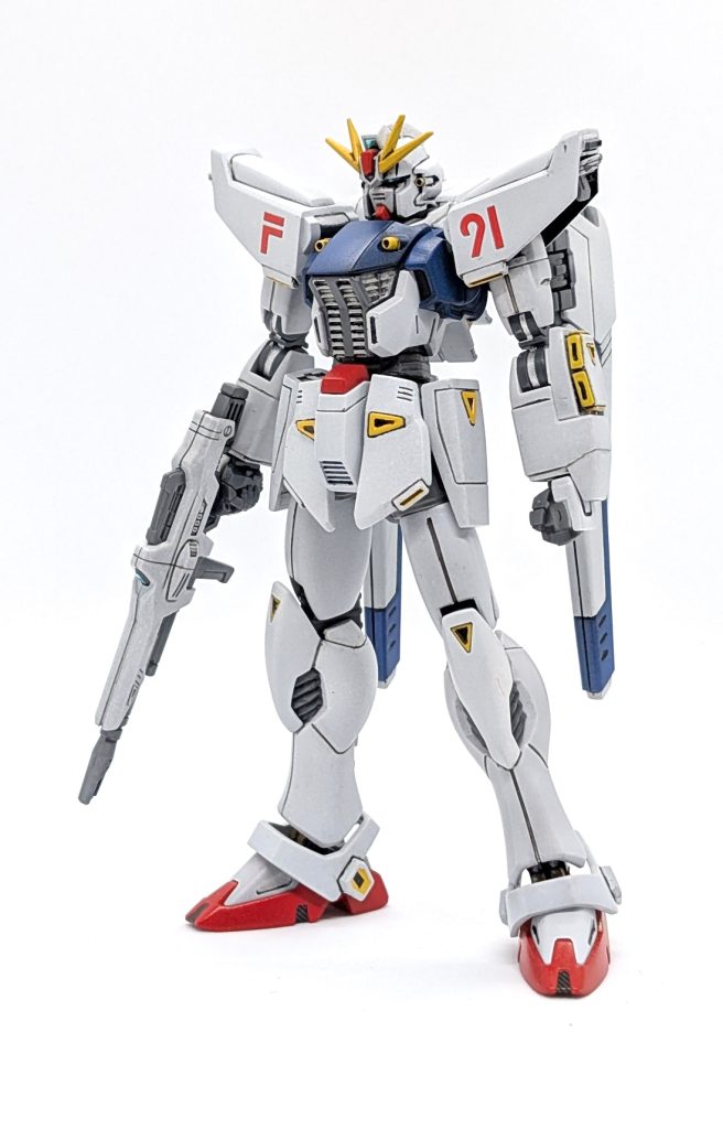 まずは素立ちおお…、今見ても近未来感ある出で立ち!Blu-ray同梱の資料によると、大河原先生の設定画にはRX-78に近いものや、全く別物みたいなMS案もあったみたいですね🤔しかしながらこのHG、MGと違い黄色いダクト(ブースター?)部分の色分けはパーツ分割されてないぶん、かなり面倒くさかったです…。背中のエンジン直結型スラスターやアンクルアーマーの黒い噴射口部分は、塗装が面倒くさそうだったので、たまたま買ってあったカーボン調シールを小さく切って貼り付け、それっぽく表現しました😅今回はグレー以外の箇所は全てガンマカエアブラシシステムを使って塗装したんですが、最近使ってなかったホワイトとイエローの出が悪く、部分的にのっぺりしてしまいました…💦