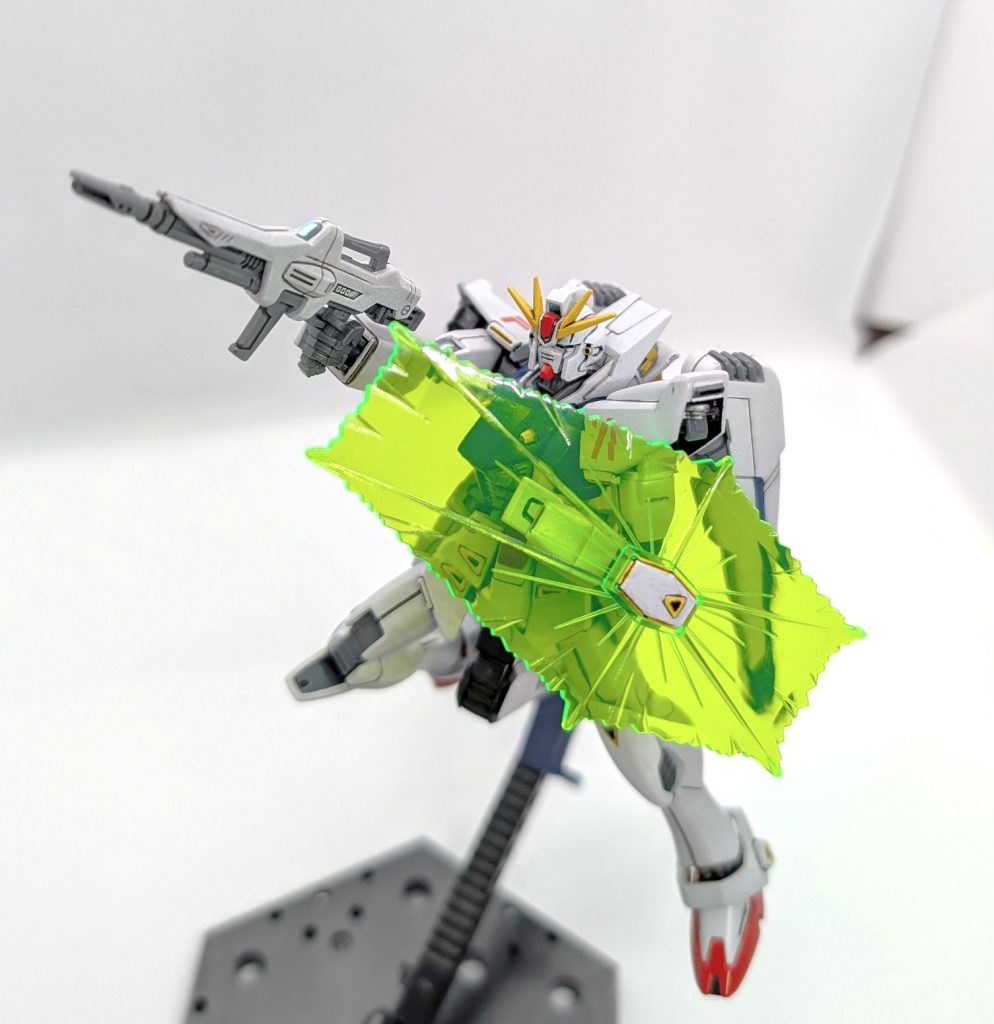 こんな所にノコノコ来るから…!初陣でクロスボーンのMSを次々と撃破するシーブック!ビームシールドも近未来感を思わせましたが、僕としてはビームフラッグに度肝を抜かれましたね(爆)それアリなんか!とw後にビームローターとかいうビームをプロペラにしちゃうヤツらが出てくることを、その当時の僕はまだ知る由もなかった…😂