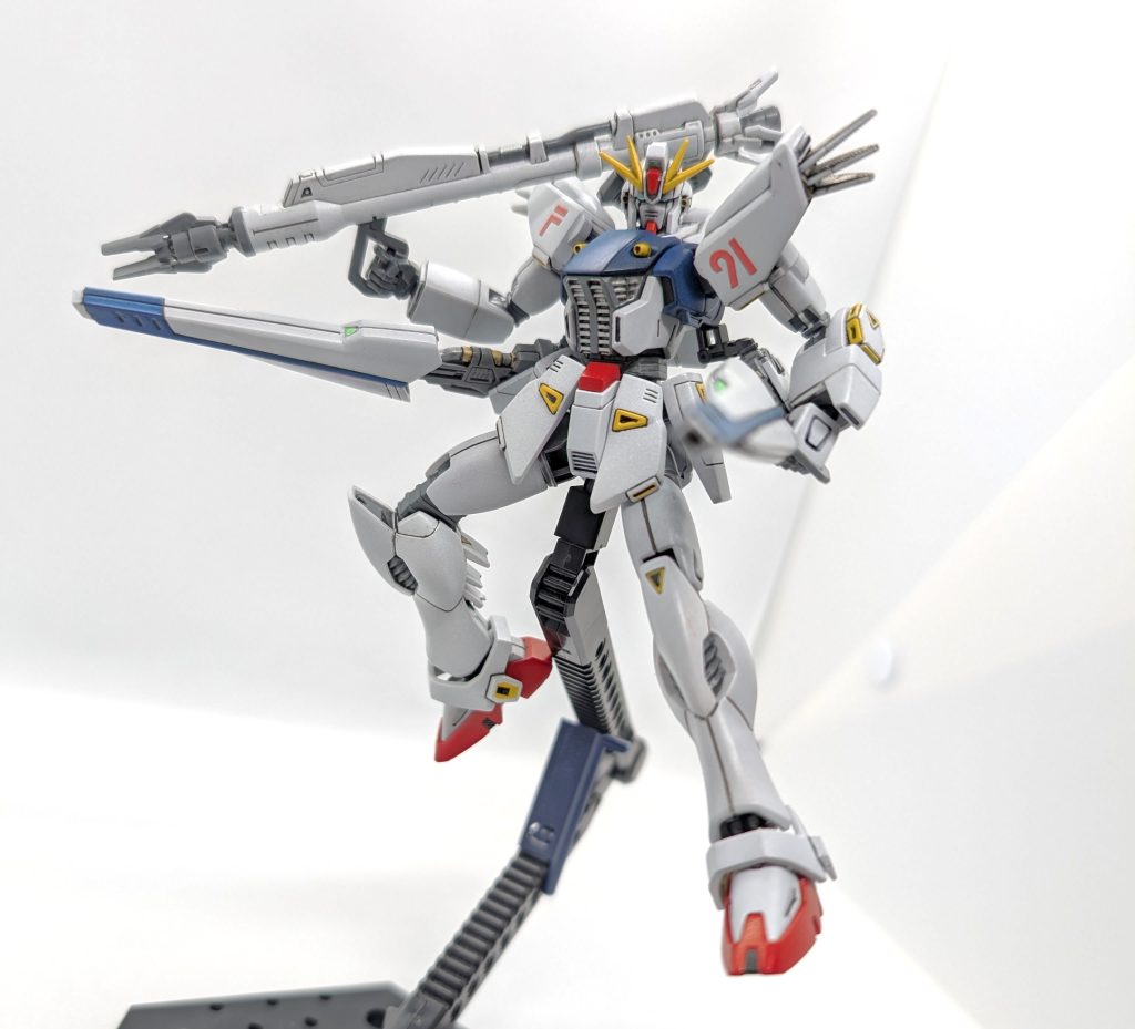 最大稼働!…の一歩手前!質量を持った残像だとでも言うのか…!?バイオコンピューターのフル稼働による強制冷却が、まさかの装甲剥離だったとは…!当時は何のこっちゃわかりませんでしたが、改めて知るととんでもないことやってたんですね💦実は小型MSにはラジエーターが内部に存在せず、装甲板の裏側(フロントアーマーとか)とかに冷却装置が仕込まれてるとか。そういうところも踏まえると、装甲剥離での冷却も納得がいく…、かも?🤔…でもまぁ、カッコいいからヨシ!😝