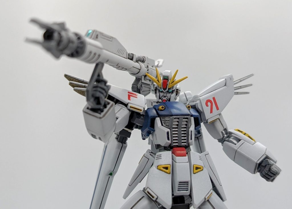 フェイスオープン!最大稼働!!この、鉄仮面絶対コロスオーラ半端ないの、たまらん…!😍オープン時のプシュッと吐き出す金色の排気が何とも神秘的ですよね〜✨本編エンディングで、F91のフェイスオープンと鉄仮面が両方あらわれる描写があるんですが、どちらも同じ口元をしてるんですよね…。どちらも力を持ちすぎた者だけど、それを何に使うかで道が分かれた、あるいは善と悪が入れ替わっていたかも…、そんな意図があるとかないとか😅