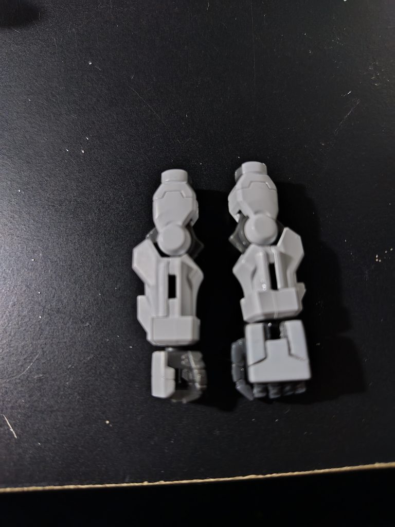 画像左 改修前画像右 改修後前腕部を短縮、ハンドパーツを極め手ver.2のMサイズに変更、手の甲はプラ板で貼り付け