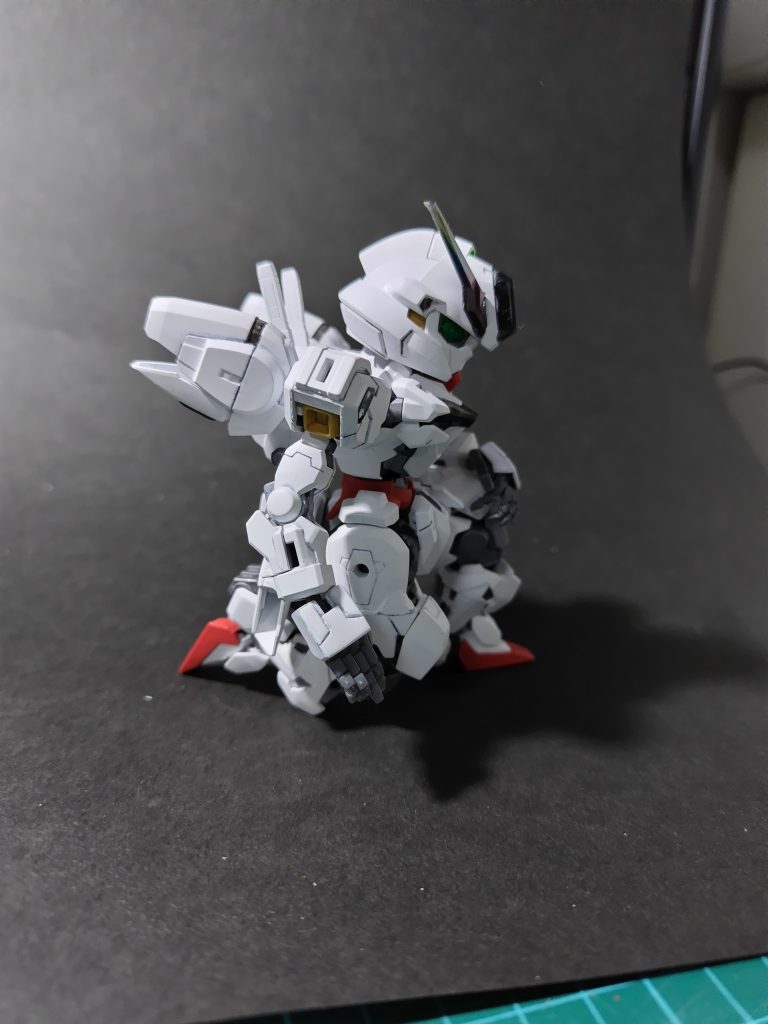 宇宙空間には意味の無い膝立ちですが、一応出来ます。