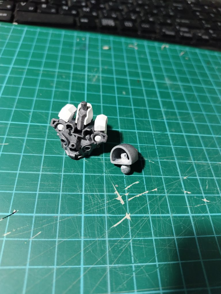 腹部のボールジョイントも一度切断した後、やや上に付け直してます。