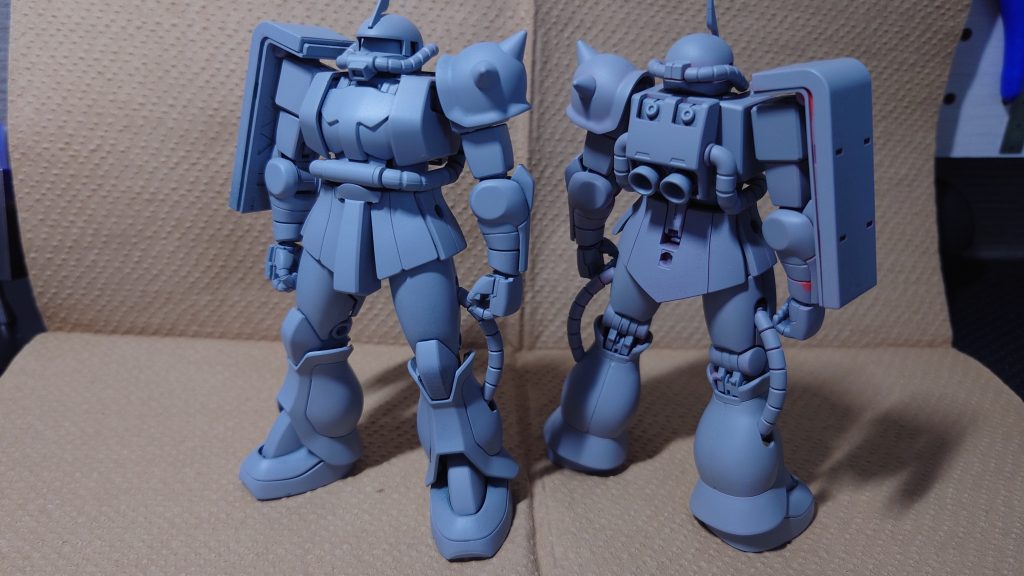 リアルタイプザク（左）とシャアザク（右）をベースにしました。