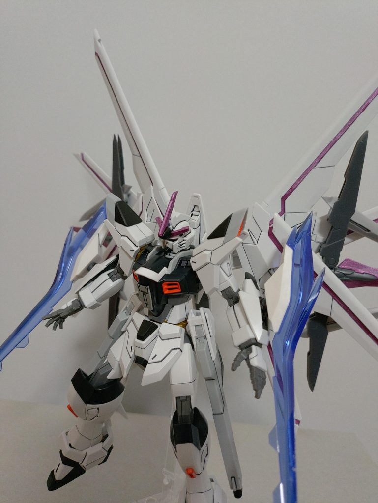 機体コンセプトはでこビームと腹ビームと金ぴかウィングを廃止してコストダウンその分のエネルギーを出力に充てて運動性能をアップセンサー類の強化と金ピカ関節廃止など防御力の補填により性能の平均化を図り若干の弱体化はしたものの従来のピーキーなストライクフリーダムより格段に扱いやすい機体になっている両腕に装備されたエネルギーブレードと強化された運動性を駆使した戦場の撹乱を主な戦術としている とか何とか妄想しながら作りました！