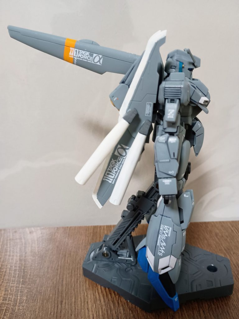 基本プロポーションは変えてません。パネルラインの追加、面長の顔を削り奥目に位置を変更、別売りのデカールを追加しました。