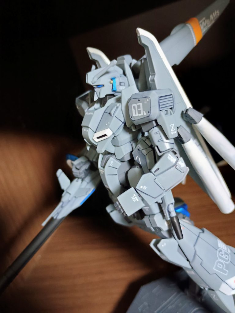 製作時間は約一ヶ月程度。今回は丁寧にゆっくり作る事を目標として作製しました。いろんな方の作例を参考とさせていただき、今の作業環境で出来る限りの完成度を目指して作製しました(gundam-kao5)新年一発目と言う事で他の方々も力作を続々と投稿されていて、観覧するたびその完成度に圧倒されますが、その中で目に止まって戴ければ幸いです。それでは御観覧ありがとう御座いました‼️