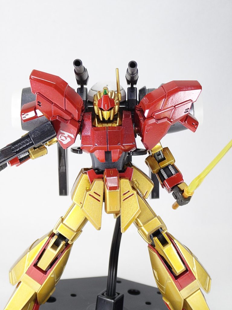 塗装は紅白にしようかとも考えましたが、やはり百式は金色だと思ったのでこうなりました。