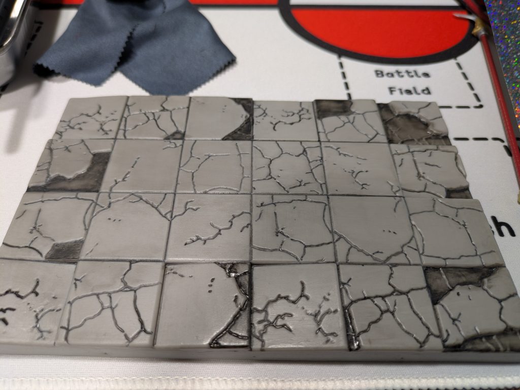 台座は，百均で入手した石畳にガンダムマーカーや墨入れ塗料でウェザリング。つや消しクリアーを筆塗することで，あえてムラを出すようにしてみました。