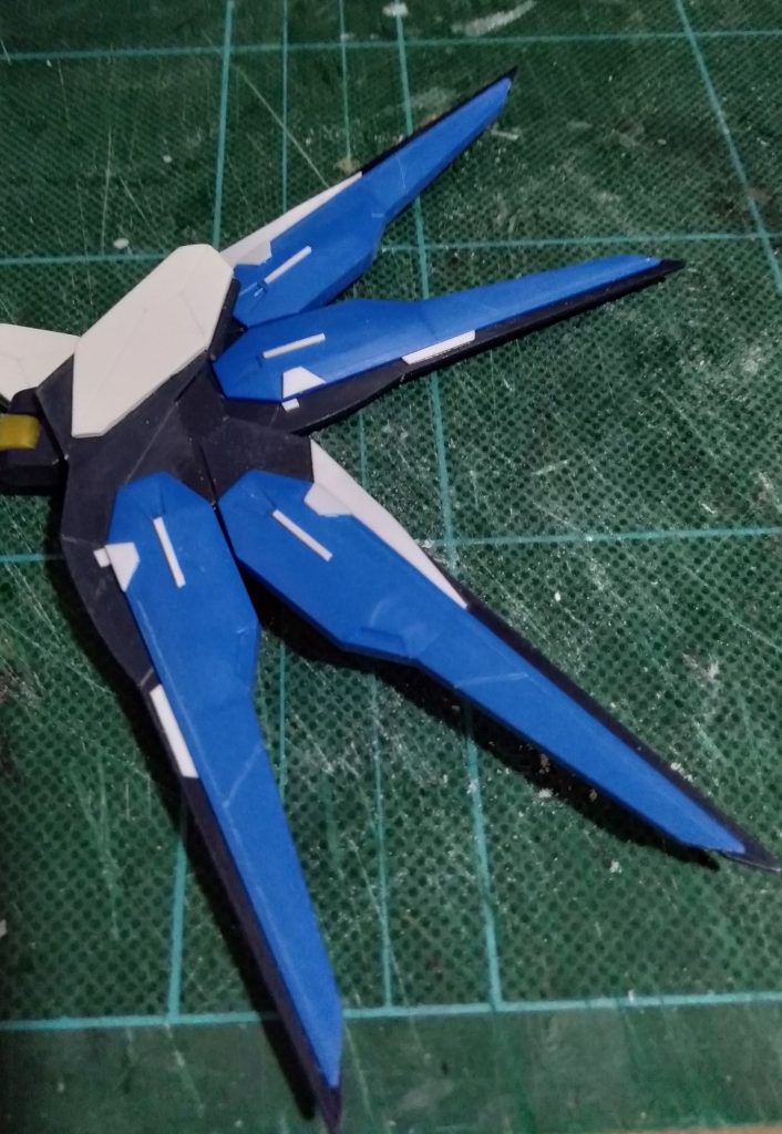 ウイングがペラペラの板状だったのでプラバン貼って厚みを持たせディテール追加、バックパックも背中の取り付け位置を上側にずらしてます