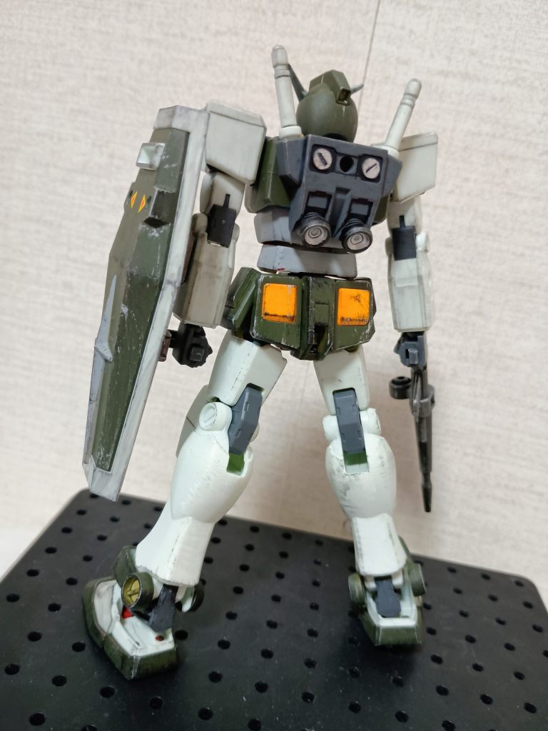 カラーリングは、フルアーマーガンダムの素体カラーを元にしました。