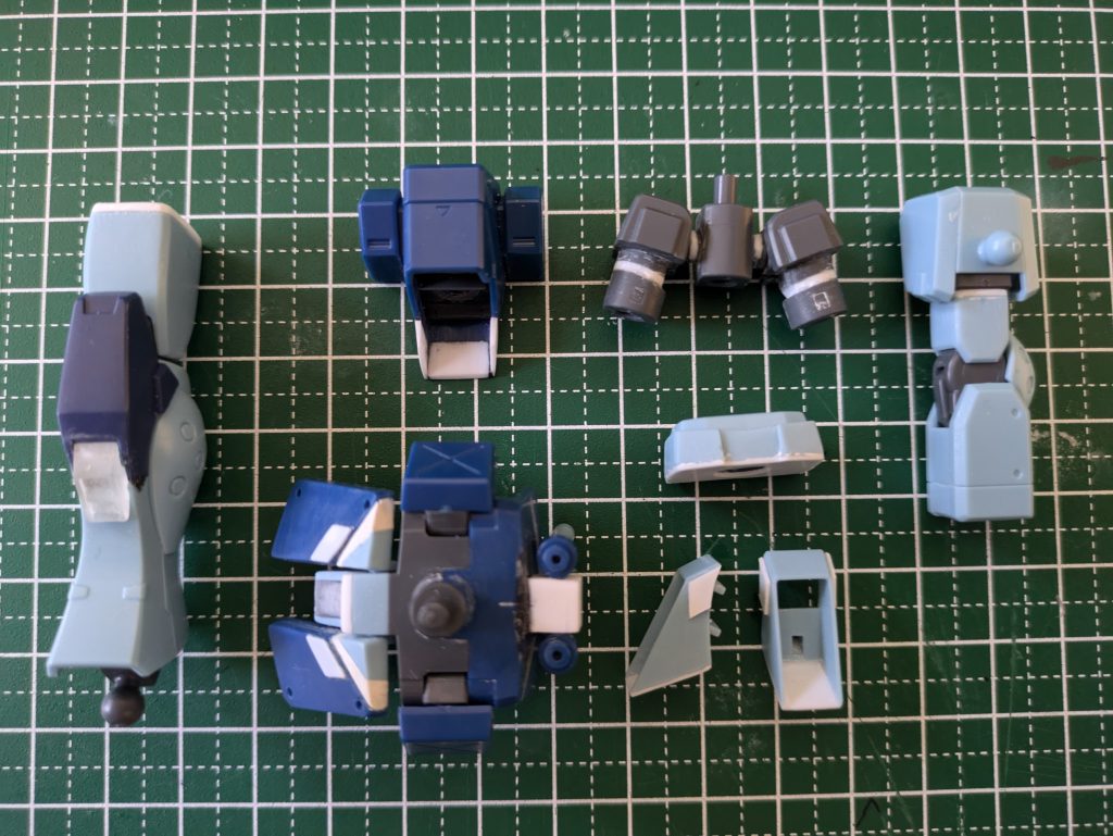 バックパック、膝、ふくらはぎのスラスターカバーの形状変更や腰、腕、足延長を行いました。