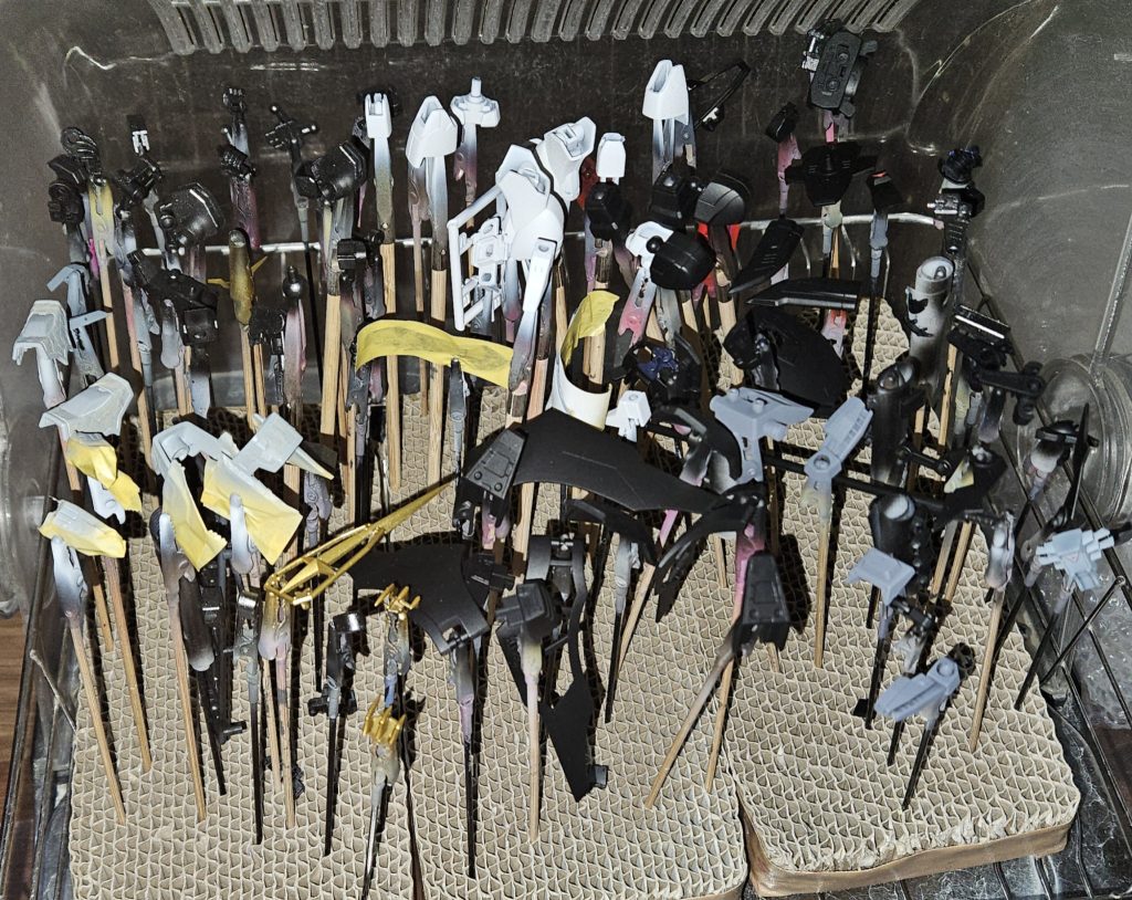 塗り分け中新しいキットなので基本パーツ分割は優秀ですバスターシールドの金枠や胸部の三角部分等、細かいところは付属のシールを活用して塗り分けました最後までご覧いただき、ありがとうございました!