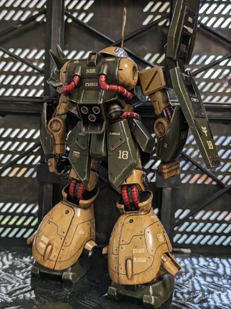 ふくらはぎのスジ彫りは、元々あった合わせ目が曲線ぽかったので、フリーハンドで曲線にしました。😃