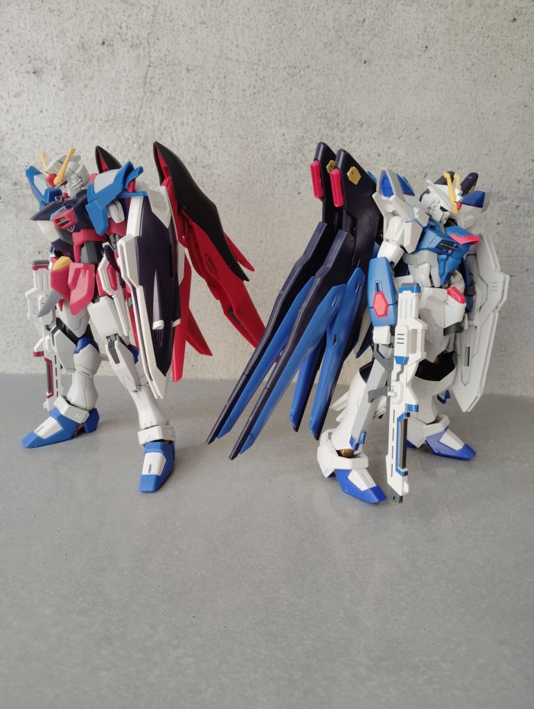 以前投稿したイモータルデスティニーガンダム(改修したものです)と並べて。結局この2体、色々と問題が発生したので没になりました(ライフリ弐式は復活させますがイモータルデスティニーは完全に没です。)。余談ですがこのライフリ弐式、マイフリのようにプラウドディフェンダーも装備できますが載せられませんでした(そもそも写真を撮っていない)。また、変形できます。