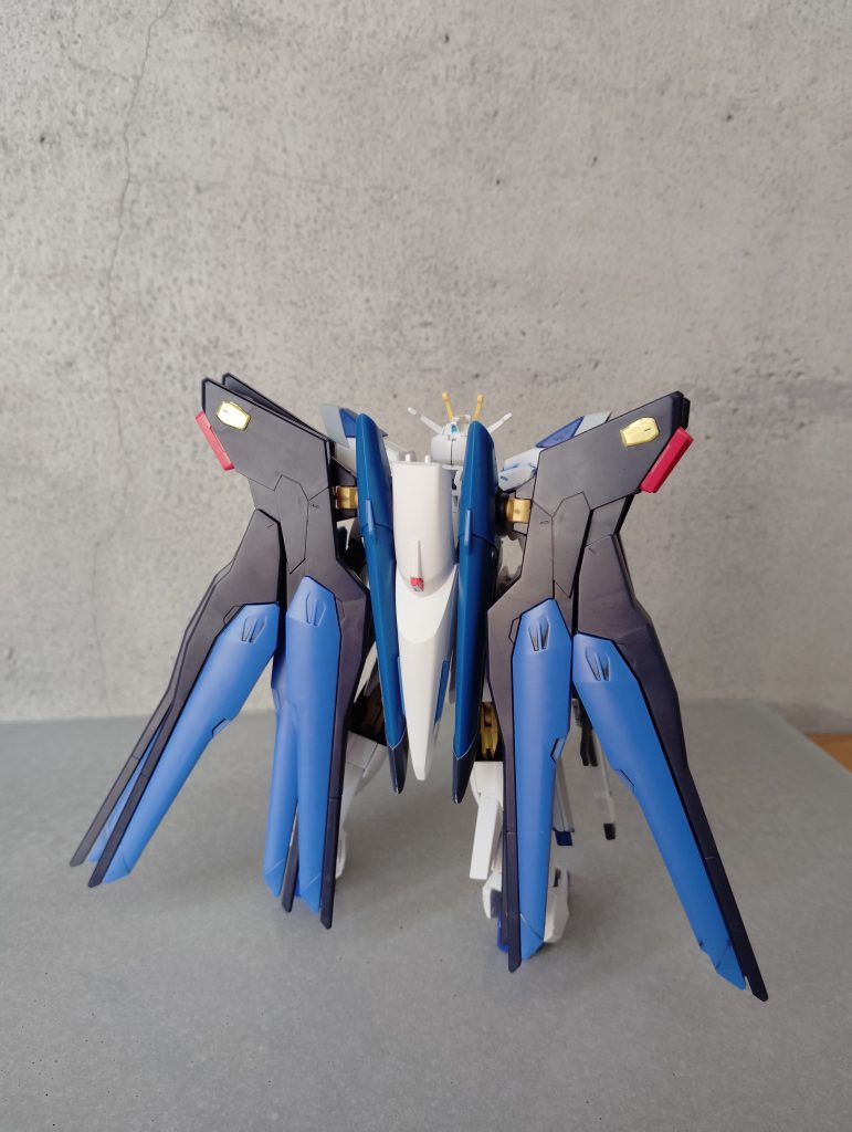 バック。ドラグーンユニット+機動性ウイングが重いし尚且つバックパック付け外しをし過ぎたからめちゃくちゃ外れやすくなっております。撮影中も何度も外れました💦