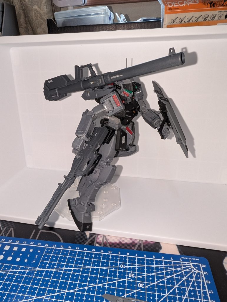 背部バックパックにはMGジム1.0のバズーカラックを取り付け、MG GP03のフォールディングバズーカをぶら下げ。そのままではプラプラするので、ラック内側に100均の粘着ゲル両面テープを貼り付け、落下しないようにしています。ラックに懸架した状態でホントに撃てるかは不明です(zaku-kao4)この粘着ゲル両面テープは塗装保護になるかな?と、スタンドのアーム先端にも巻き付けています。それでもビタッと付くと塗装面が心配なので長くは付けてたくはないですね。