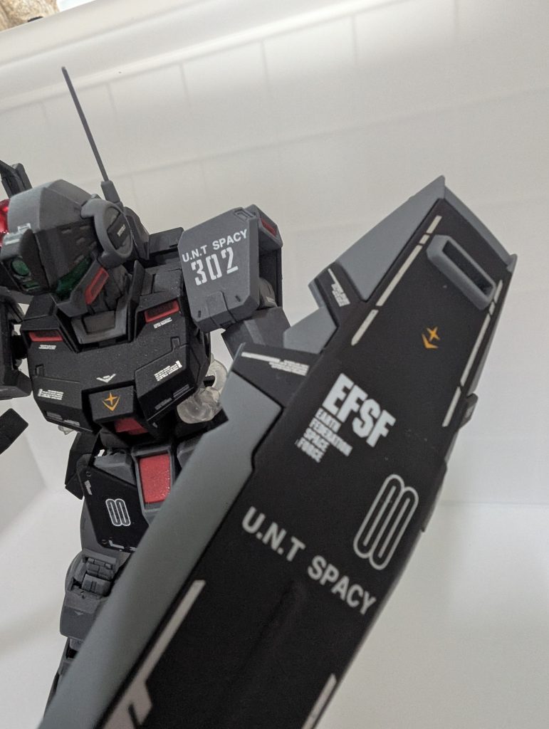 シールドはMGガンダム5号機から。接続基部の所は形状が合わないので、ポリキャップを合うように別に工作しようとしましたが上手くいかず、ネオジム磁石の埋め込みに初チャレンジ。しかしフタに使ったパーツが分厚過ぎて、磁力が足りずグリップに手を添えてないと回転してしまいます。別のに直そうかな……このG05シールドは伸縮します。グリップを使えば支持できますので、ここは当然………!