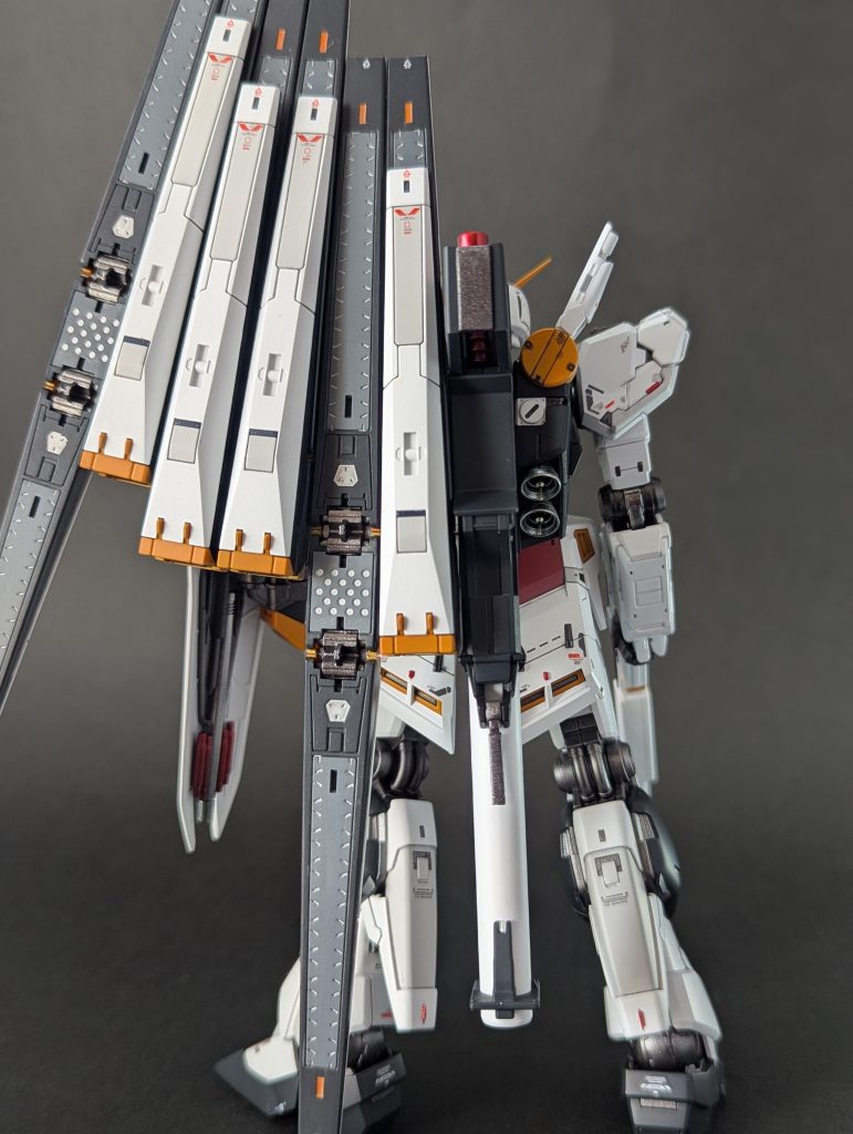 バックショット、ファンネルはネットから丸パクリしました...自分でアイデア練るのって大変ですよね。バーニアは穴開けてPCパーツのピンを接着してます