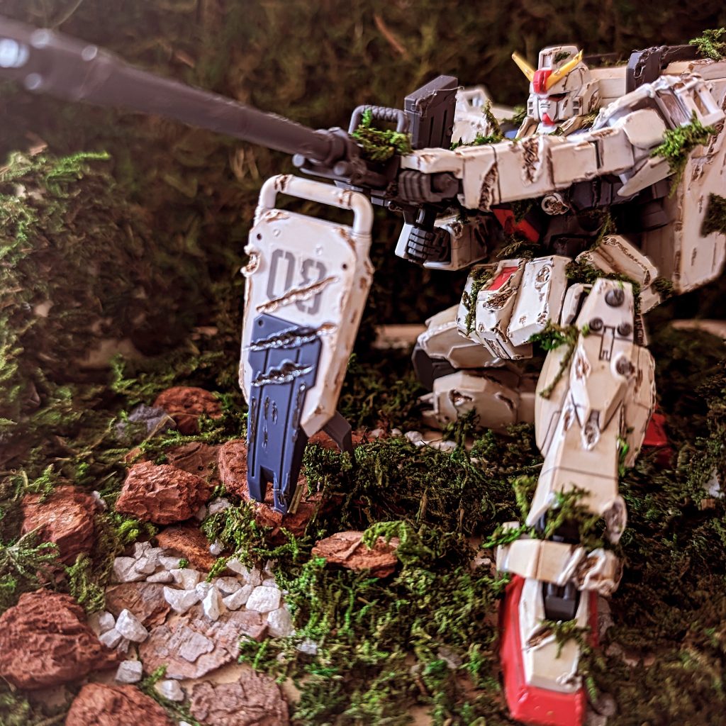 見ての通り、けっこう派手にいってますよね。はんだごてで夢中になって傷つけた思い出があります😅また、リアルタッチマーカーを使って色をつけました。