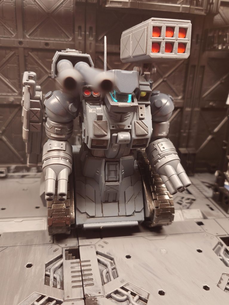 破損が酷かったキャタピラ部分は、やむなく切り離しましたが、お陰で自由度が上がりました（笑）