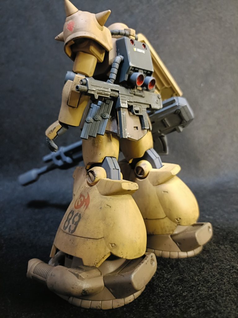 脚にもワンポイントでデカール貼ってみました。陸戦機体は、武器マシマシが似合いますネ。後ろ姿もなかなかゴテゴテw