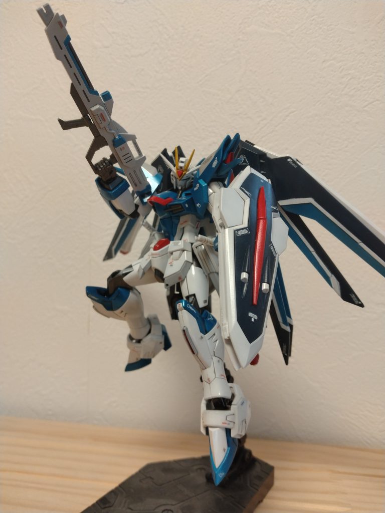 ウイングの塗り分け、骨が折れるキットでした。でもやってよかった！と思えるカッコよさ