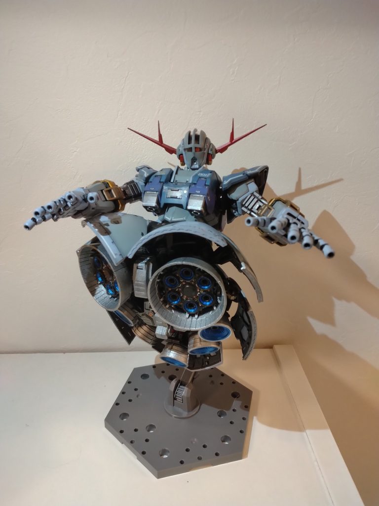 胸部と腹部は干渉して塗装剥げるため、胸部裏側をデザインナイフで削ぎ落としています