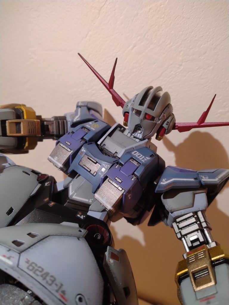 バストアップエッジにダークグレーを残して、メインカラーを塗装してます。