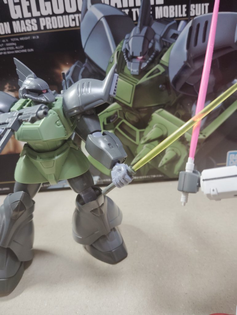 昔のキットなのでビームサーベルが一体成型なのはしょうがないです、しかしサーベルの柄の方のプラで成型して欲しいのが最近古いキットを買うようになった私の願い、どこの家にも本体色の塗料がある訳ではない。