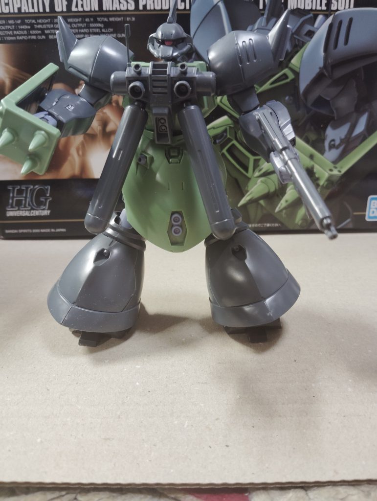 バックパックはバーニア等が別パーツ化していて塗装にも改造にも良い。腕の関節に後ろへ曲がらない様にするストッパーが無いのでこうもなります。