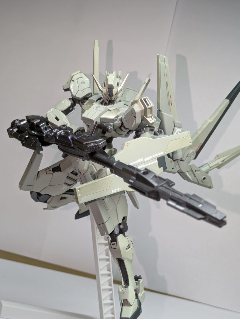 シールド部分は、ホルスタービットを参考にしながらスクラッチプラ板工作の技術も上がってきたのでは？と自画自賛