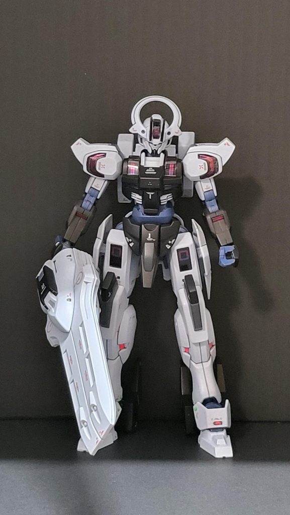 仮組したときに、下半身が大きく感じたので、胴を２ミリ延長。足が蹄の様な形状が好きではなかったので、ガンダムっぽい足をプラバンとパテで作成しました。